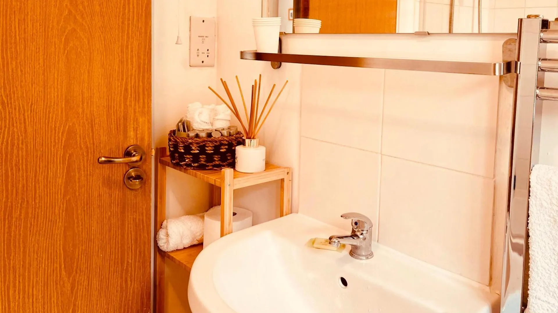 Delightful 2 Bedroom House In Bath With Private Parking Garden Wifi & Easy Access To City Centre 0*,  United Kingdom